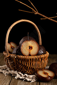 暗调水果篮里的冻梨图片