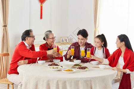 春节一家人吃年夜饭高清图片