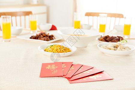 年夜饭餐桌上的红包图片
