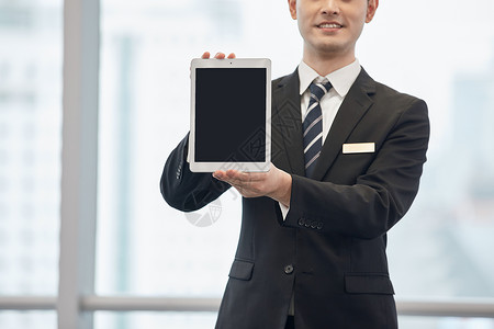 销售服务人员展示平板电脑特写图片
