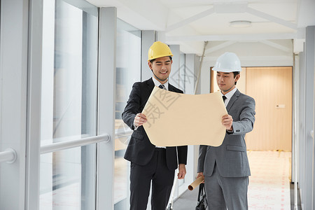 装修网站介绍建筑工程师为客户介绍施工项目背景