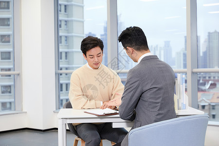 青年男性与房产销售签订合同服务高清图片素材