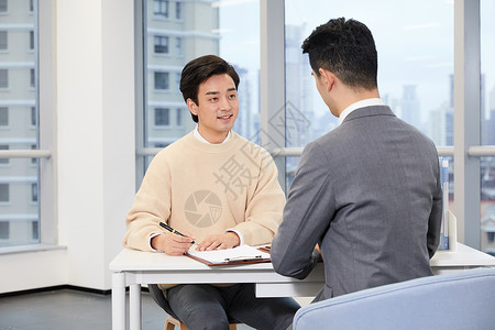 青年男性与房产销售签订合同推荐高清图片素材