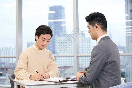 青年男性与房产销售签订合同签约高清图片素材