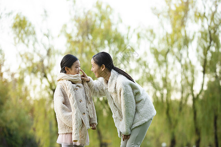 母女在公园里亲昵互动背景图片