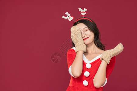 甜美女性戴圣诞头饰手套欢庆圣诞图片
