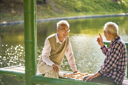 老年人公园下象棋高清图片