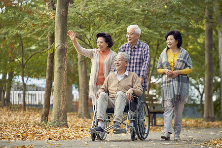 老年人组团公园散步亚洲人高清图片素材