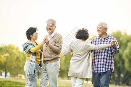 广场舞服装老年人公园相伴跳舞背景