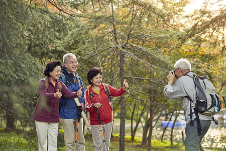 老人中国老年人相伴户外爬山拍照背景