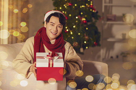 韩系阳光男生手拿圣诞礼物盒图片