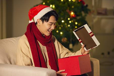 圣诞树表情年轻男士圣诞节打开礼物盒惊喜表情背景