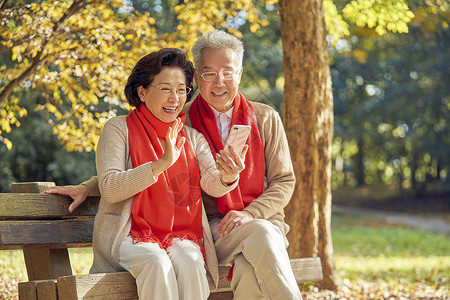 手机通话图标老年夫妇视频通话打招呼背景