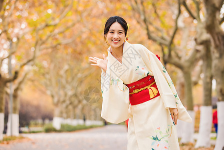 秋季服饰首页户外和服美女打招呼甜美形象背景