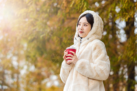 秋季大牌服装秋冬户外手捧咖啡的美女背景