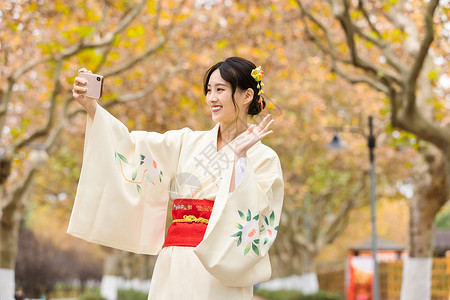 和服美女手机自拍户外公园和服女孩手机自拍背景