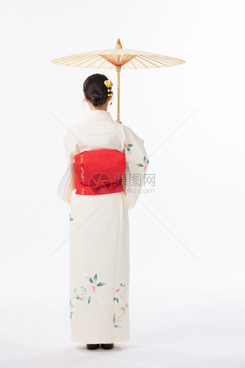 穿和服美女手撑油纸伞背影图片