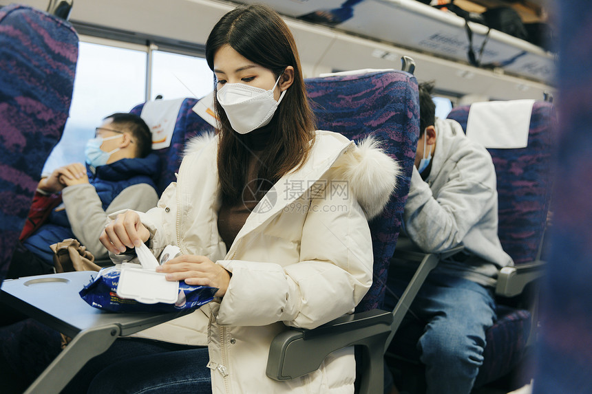 女性在车厢里使用消毒酒精图片