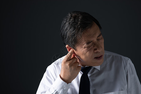 保护听力中年男子听力下降背景