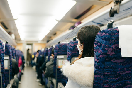 疫情期间的深圳地铁乘客火车里疫情期间春运返乡的女性背影背景