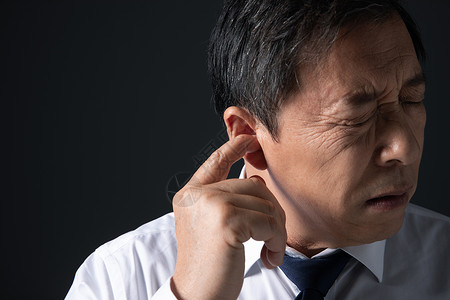 耳朵疾病中年男性耳膜受损听力下降背景