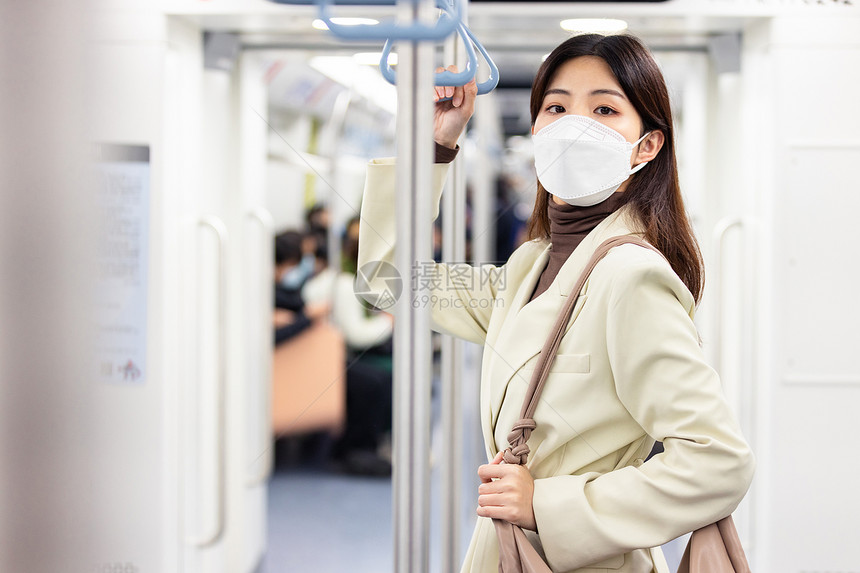 疫情期间乘坐地铁的女性图片
