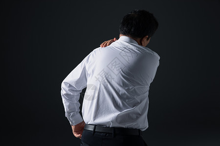 得了肩周炎的中年男性背影背景图片