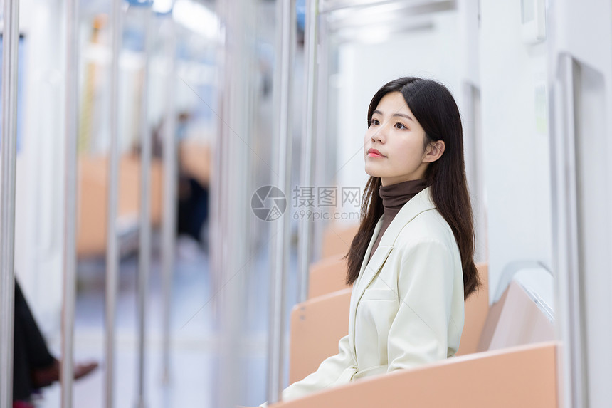 乘坐地铁的女性图片