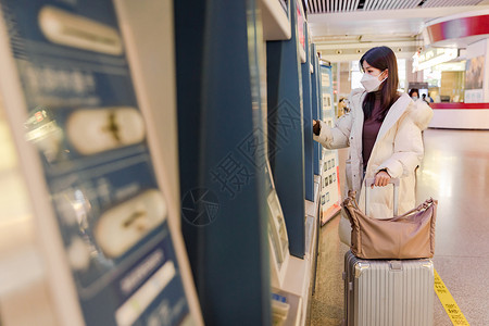 在地铁站打印报销凭证的女性背景图片