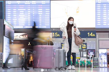 报销车费火车站站在列车时刻表下核对车票的女性背景