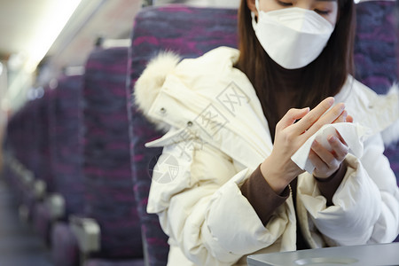 高铁消毒女性在车厢里使用消毒湿巾擦手背景