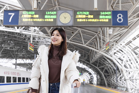 春运回家的女性在站台上等候列车图片