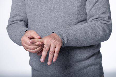 脊椎痛老年男性按摩食指背景