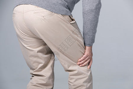 膝关节炎男性弯腰捂着膝盖背景