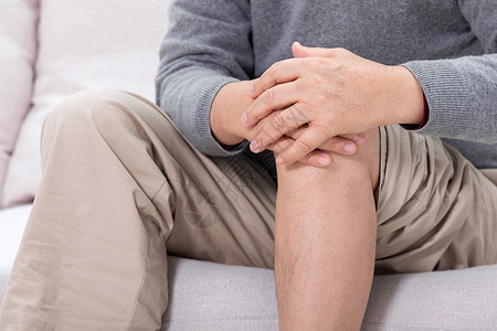 膝关节骨性关节炎老人捂着膝盖特写背景