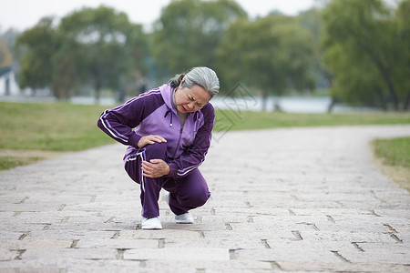 做运动老年人老奶奶逛公园腿部膝盖疼痛背景