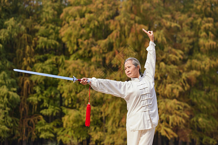 剑姬老奶奶晚年生活公园里练剑背景