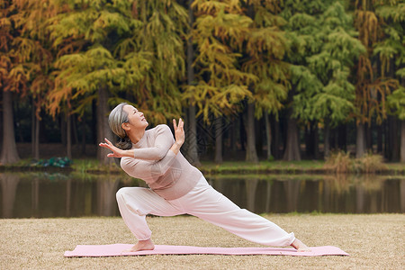 湖边瑜伽老奶奶晚年生活公园里做瑜伽背景