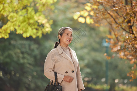 秋季老奶奶公园里欣赏秋色图片
