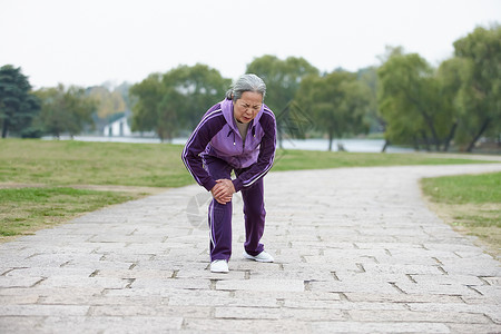 过量运动老奶奶逛公园腿部膝盖疼痛背景