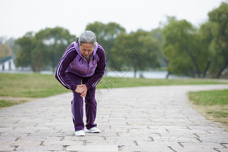 过量运动老奶奶逛公园腿部膝盖疼痛背景