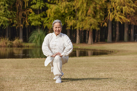 老奶奶晚年生活养生公园热身运动图片