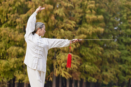 老奶奶晚年生活公园里舞剑图片