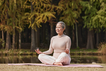 湖边瑜伽秋季老奶奶晚年生活公园里做瑜伽背景