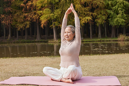 秋季健身秋季老奶奶晚年生活公园里做瑜伽背景