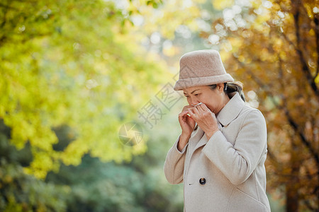 秋季换季清仓老年人老奶奶公园里流感擦鼻涕背景