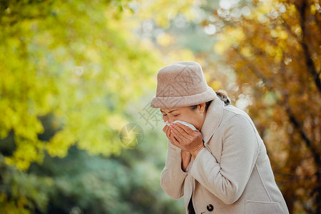 秋季流感老年人老奶奶公园里流感擦鼻涕背景