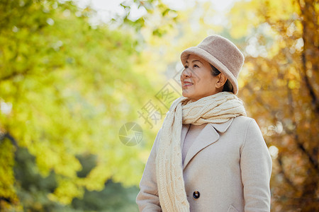 老奶奶晚年生活逛公园欣赏秋季景色高清图片