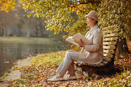 冬季老奶奶晚年生活看书冬季老奶奶晚年生活公园里看书背景