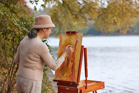 秋季老人公园里绘画油画高清图片